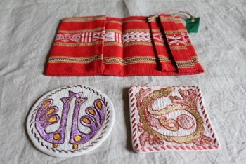リグリマジャパンのノクシカタ刺繍のコースターと織のブックカバー